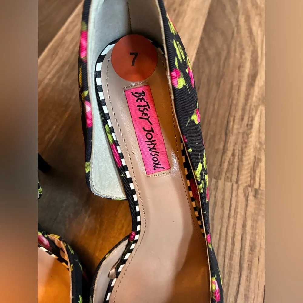 NWOT Betsey Johnson Harly Rose Motif Stilettos SZ 7